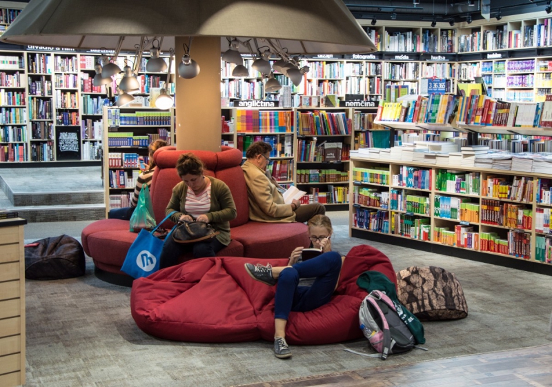 boutique-TOURRETTES SUR LOUP-min_books_bookstore_book_reader_readers_reading_shop_sale_books-849006