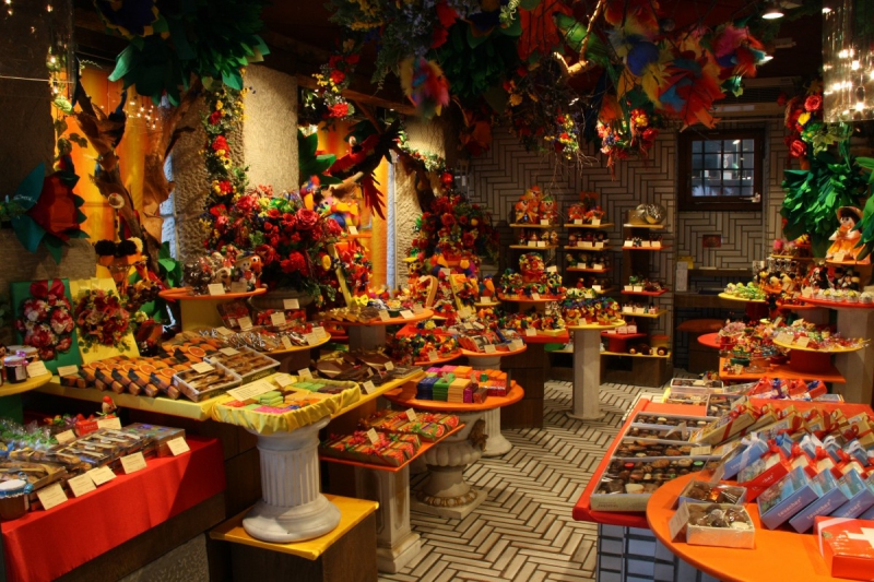 boutique-TOURRETTES SUR LOUP-min_candy_store_chocolate_shop_chocolate_switzerland-393515