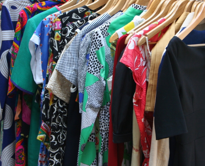 boutique-TOURRETTES SUR LOUP-min_dresses_apparel_clothing_clothes_clothes_hangers_wooden_hangers_retail_shop_closet-1149845