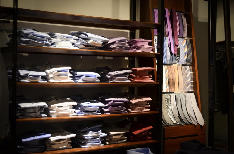 boutique-TOURRETTES SUR LOUP-min_shirts_exhibition_shop_shopping_shelf_buy_business_clothing-940715