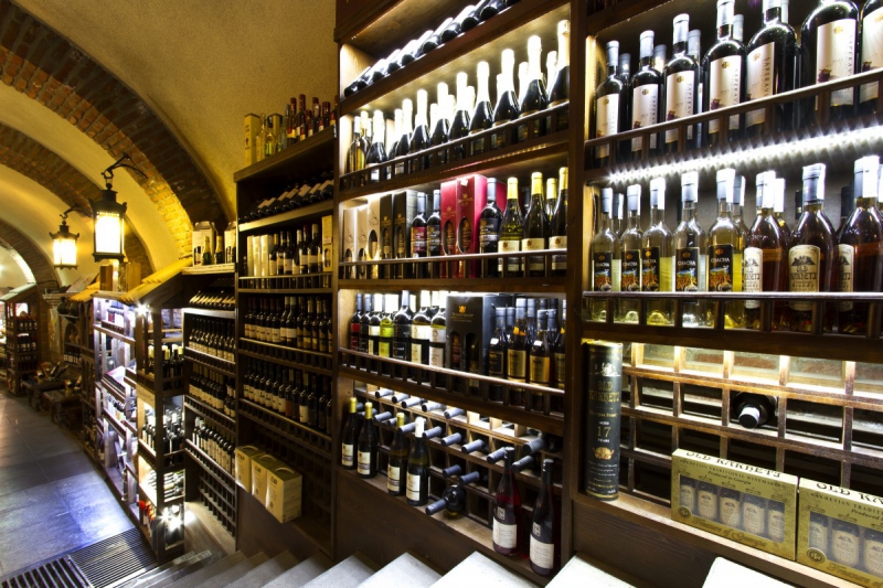 boutique-TOURRETTES SUR LOUP-min_world_street_travel_shop_canon_georgia_wine_bottles-429767